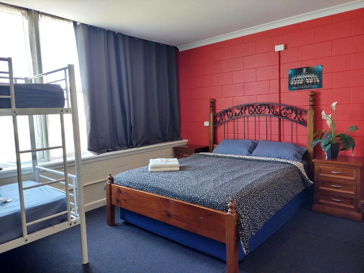 Port Adelaide Backpackers Pansiyon Dış mekan fotoğraf