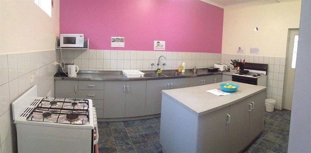 Port Adelaide Backpackers Pansiyon Dış mekan fotoğraf