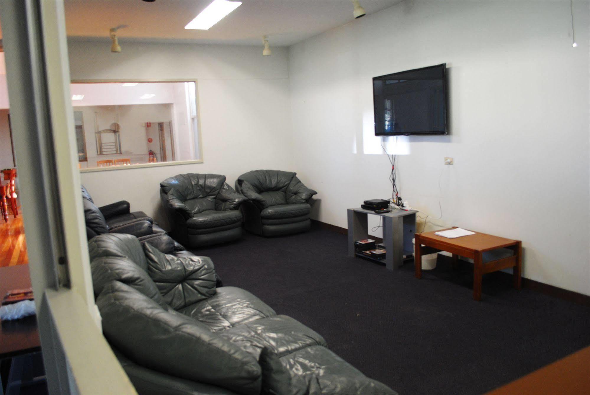 Port Adelaide Backpackers Pansiyon Dış mekan fotoğraf