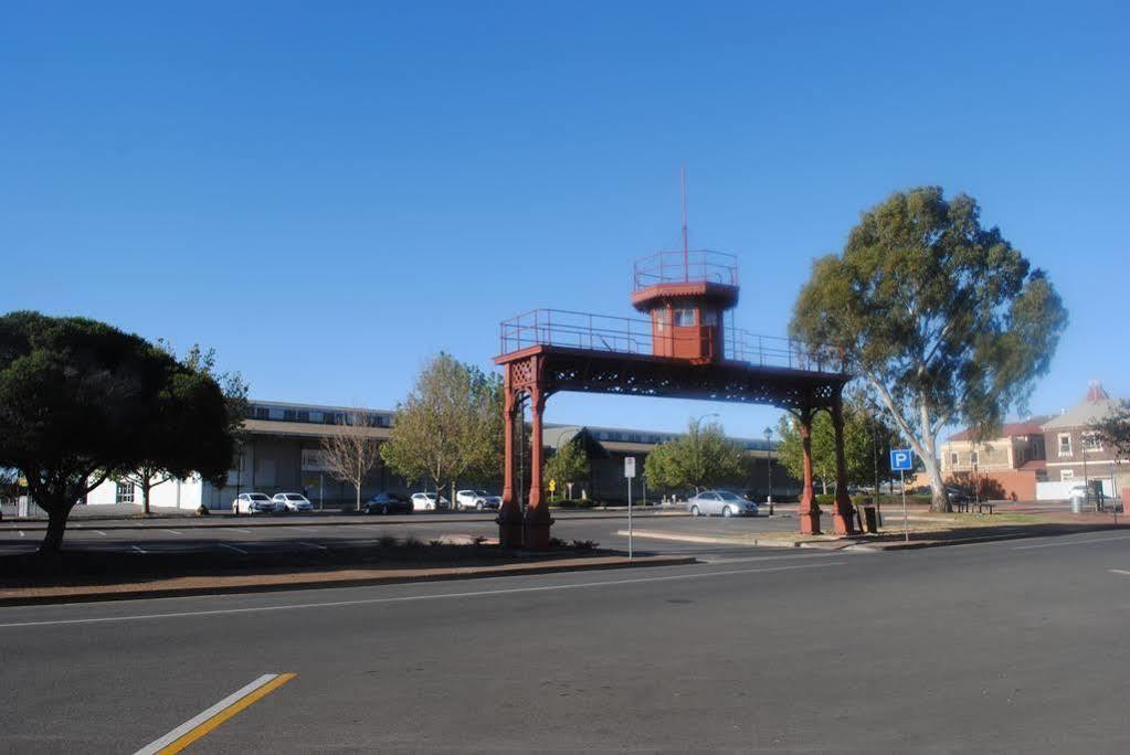 Port Adelaide Backpackers Pansiyon Dış mekan fotoğraf