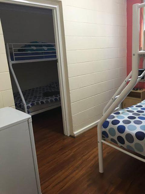 Port Adelaide Backpackers Pansiyon Dış mekan fotoğraf